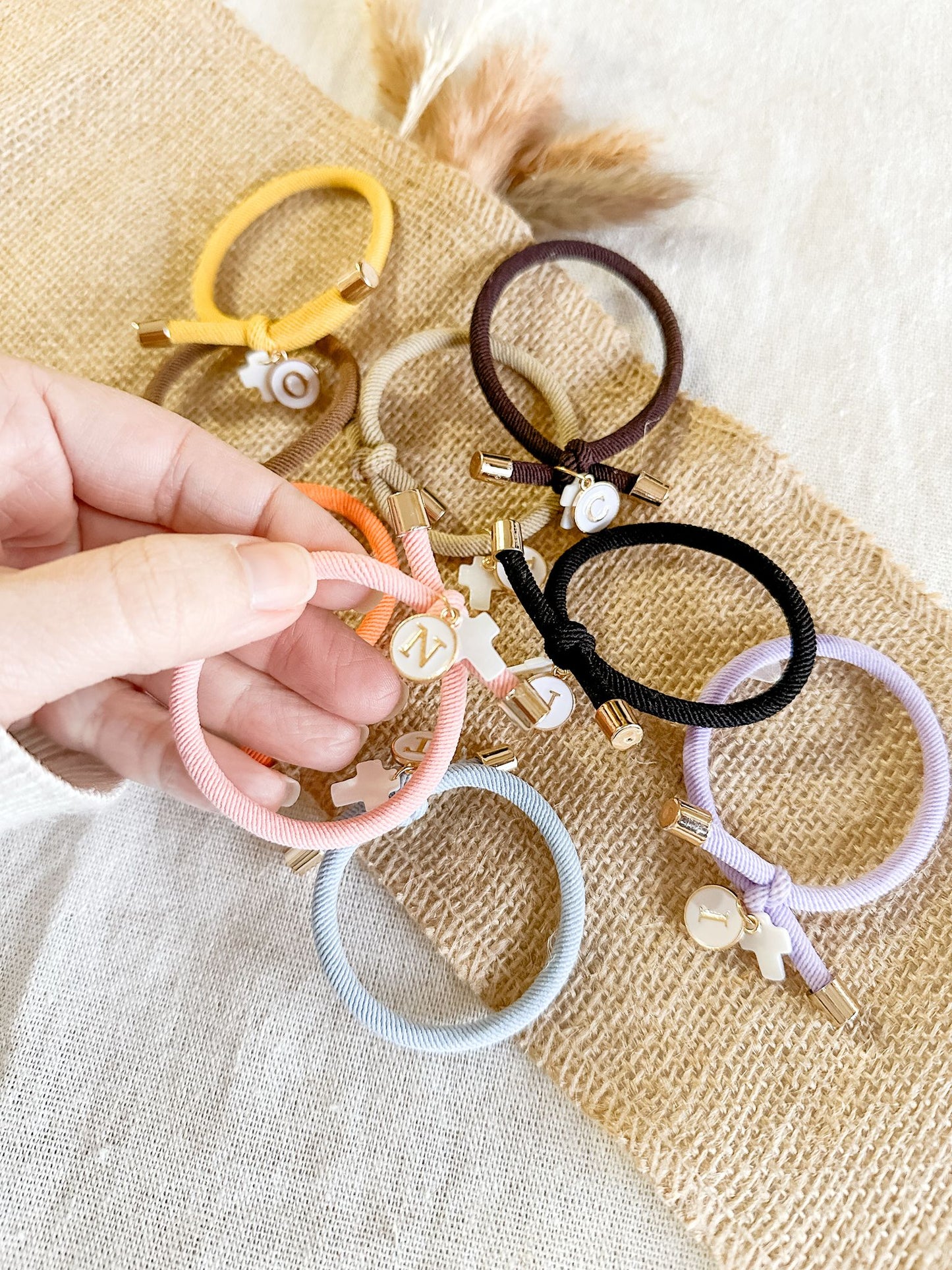 Pulsera nudo elástica - Inicial + Cruz