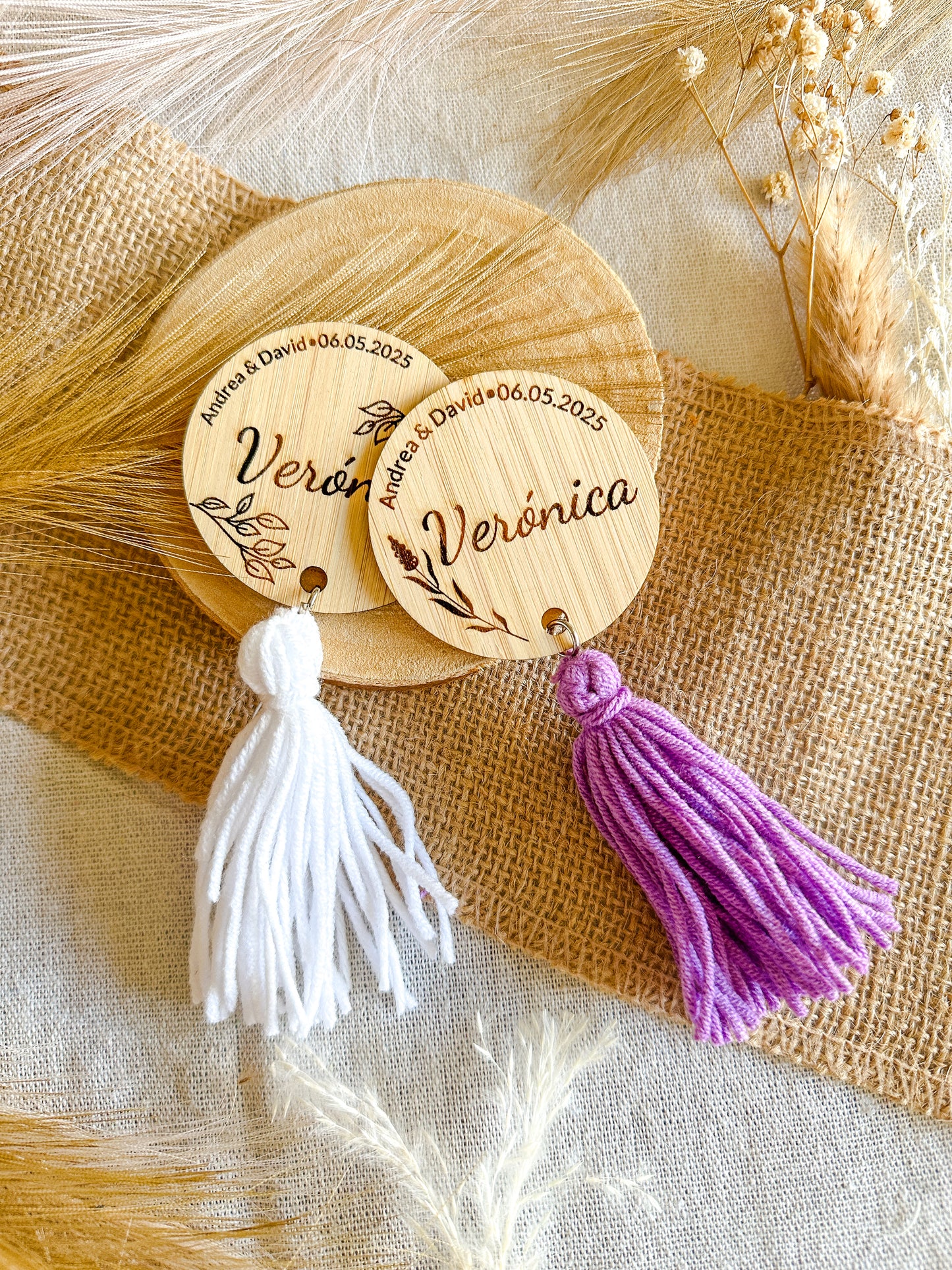 Marcasitios de madera con borla