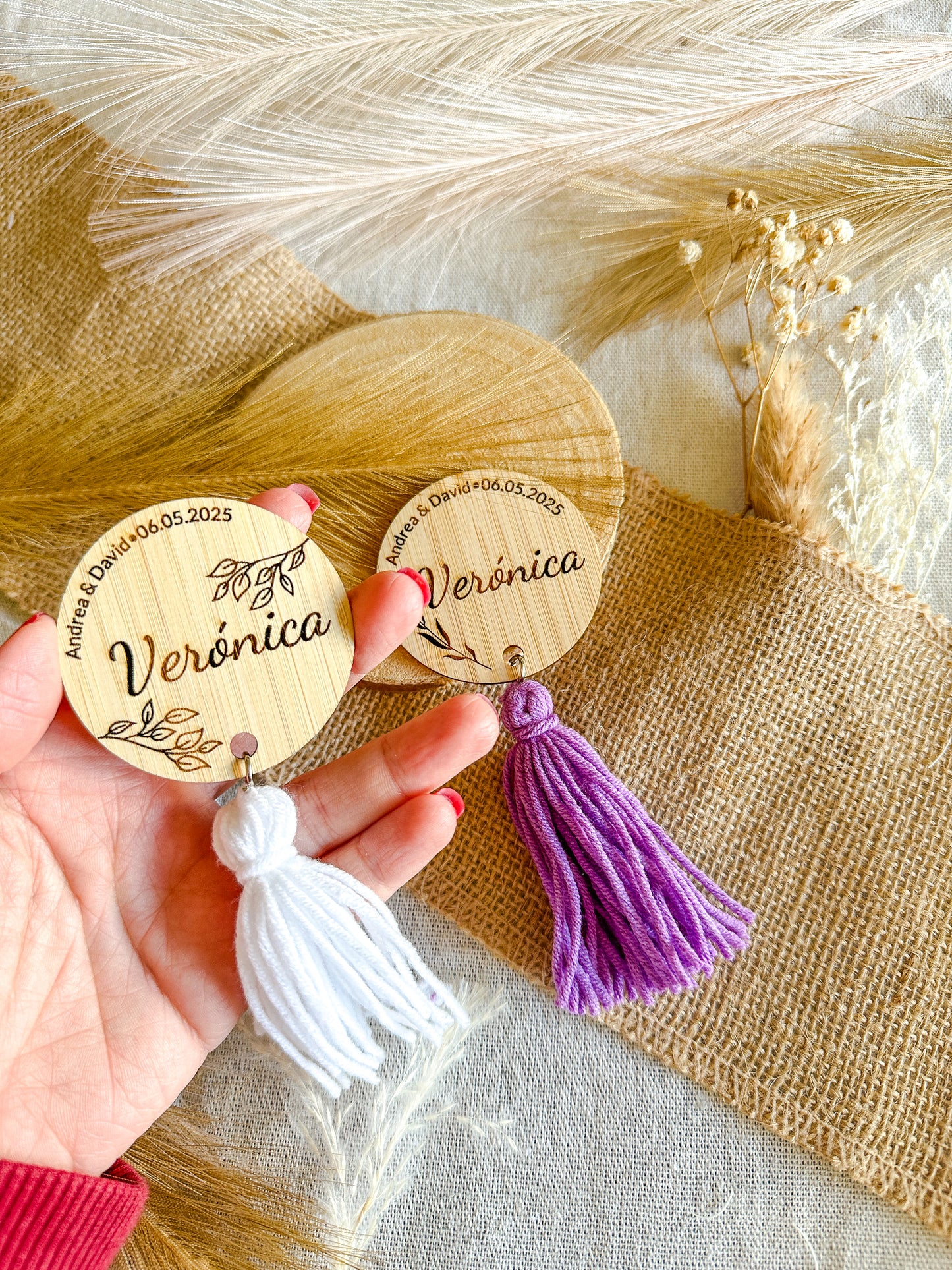 Marcasitios de madera con borla