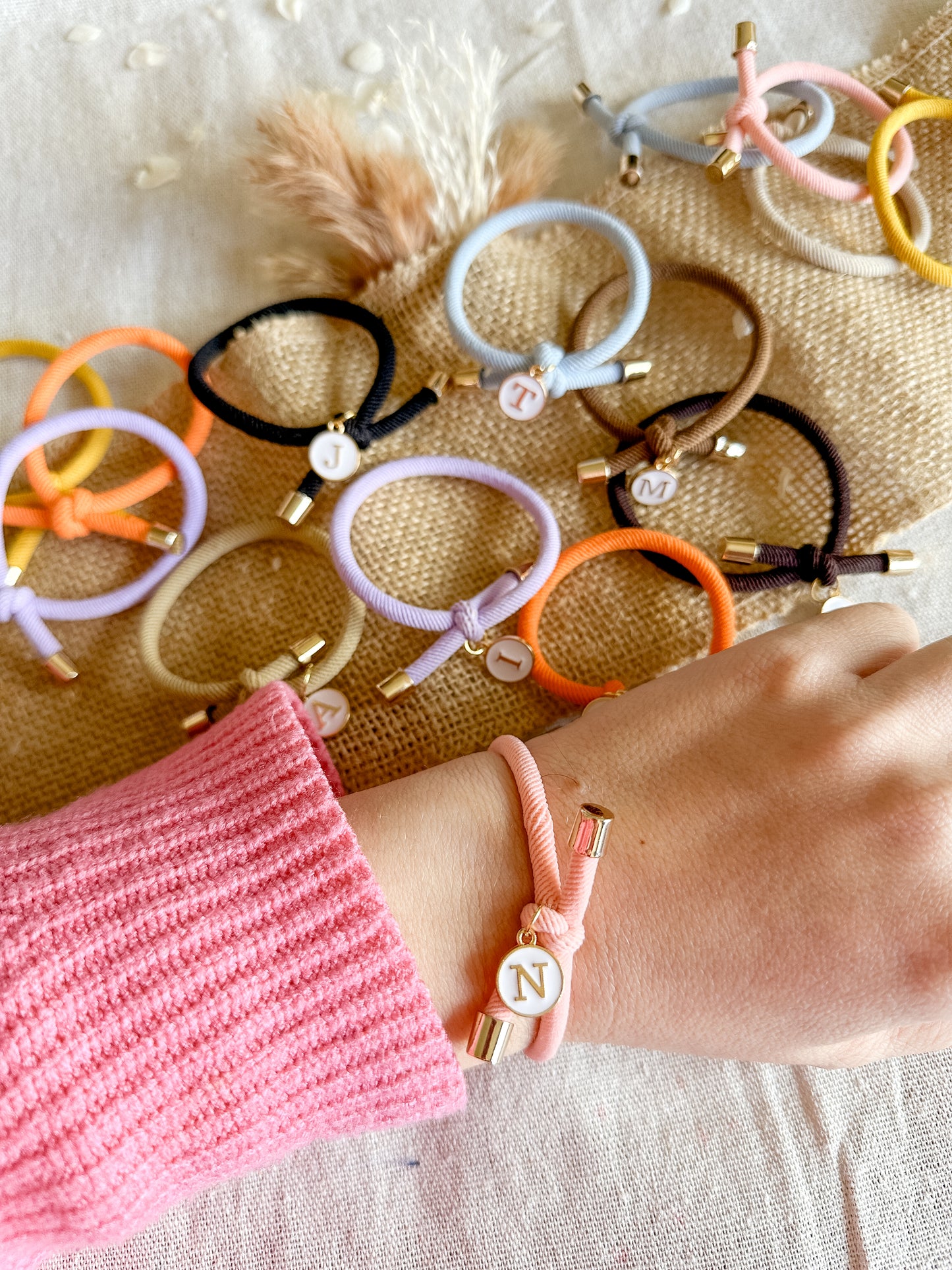 Pulsera nudo elástica - Inicial + Cruz