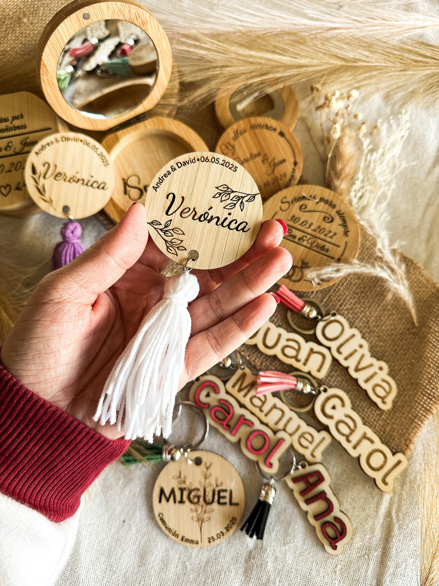 Marcasitios de madera con borla