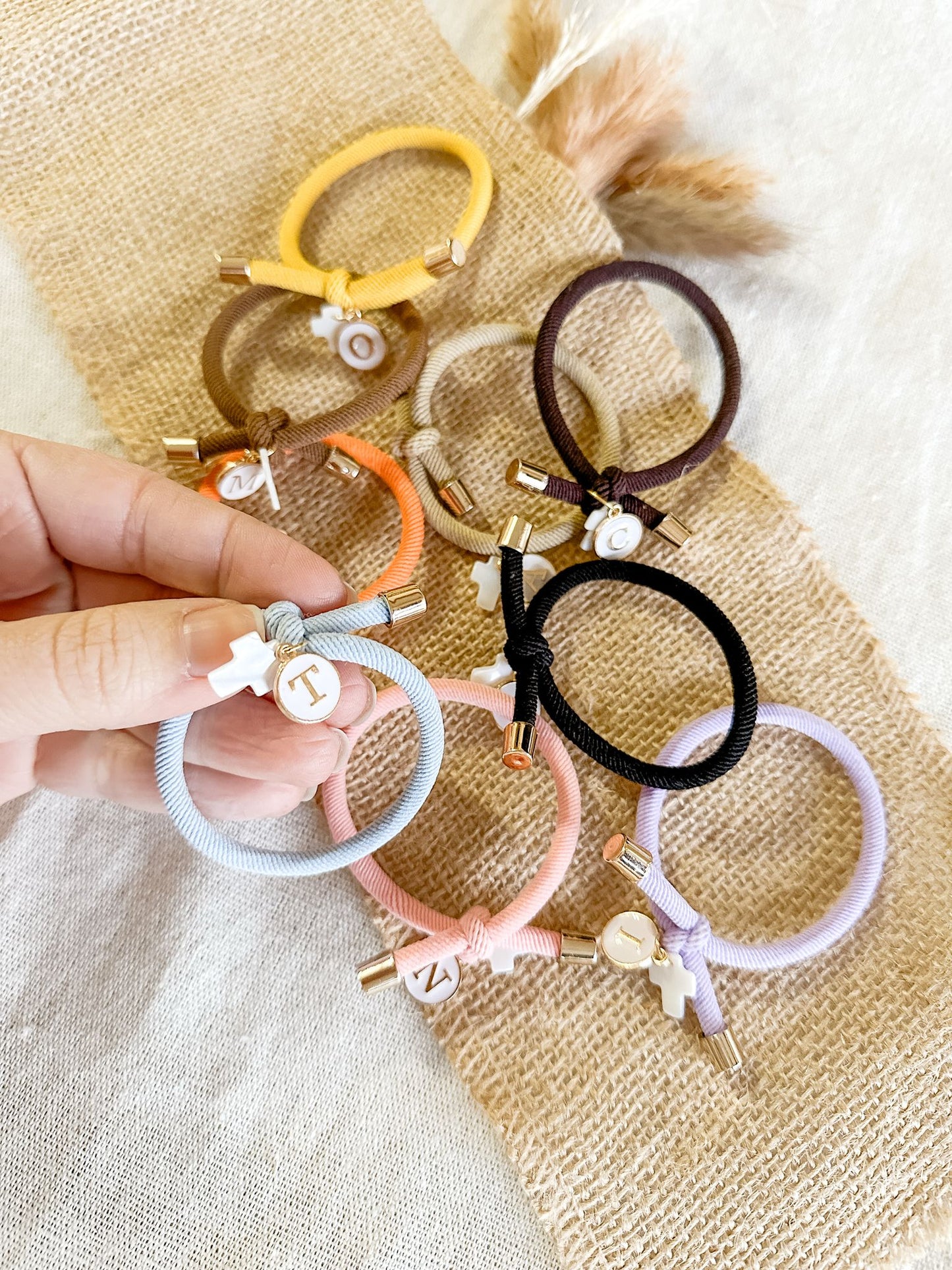 Pulsera nudo elástica - Inicial + Cruz