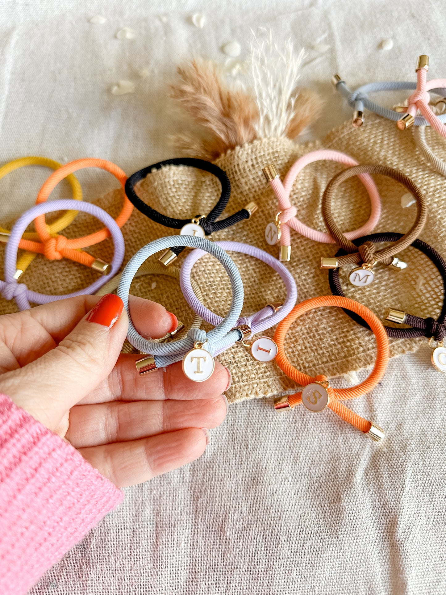 Pulsera nudo elástica - Inicial + Cruz