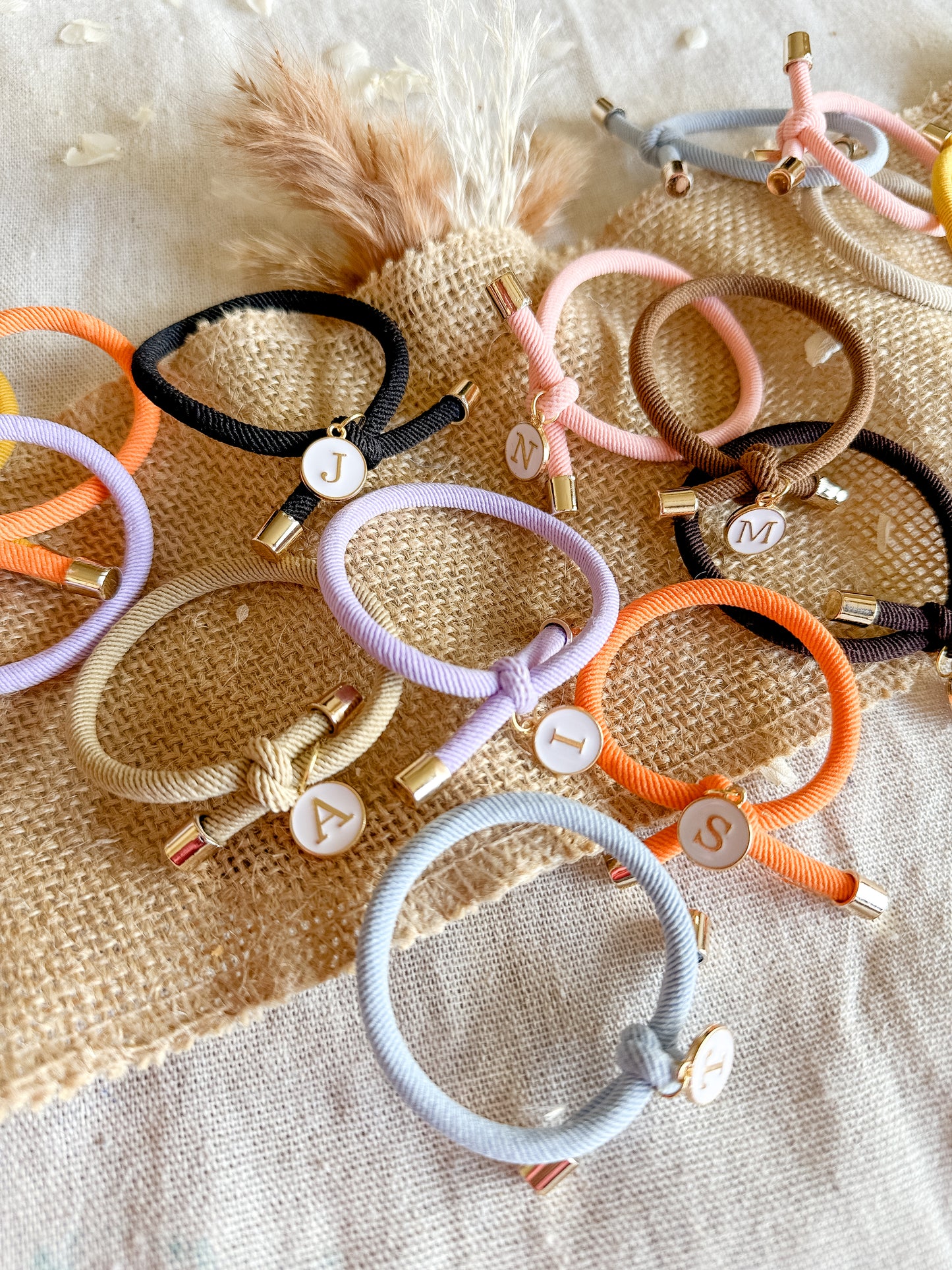 Pulsera nudo elástica - Inicial + Cruz