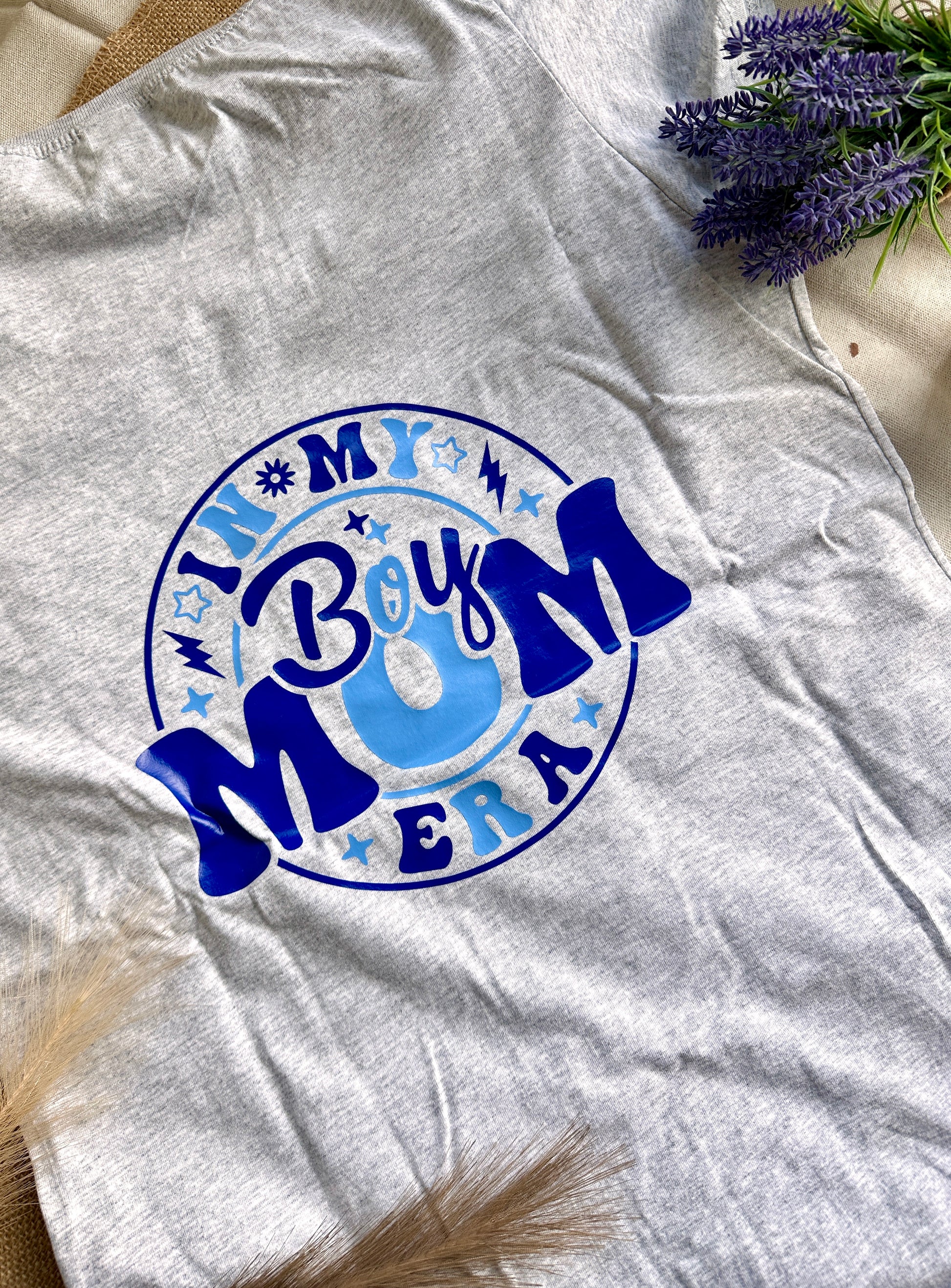 Camiseta personalizada - Boy Mom Era - Maternidad - Wabi Sabi Designs